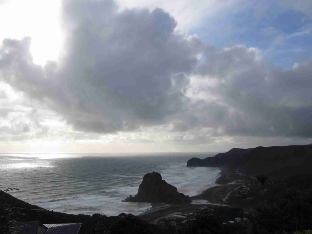 Der Ausblick vom Scenic Drive auf den Piha Beach